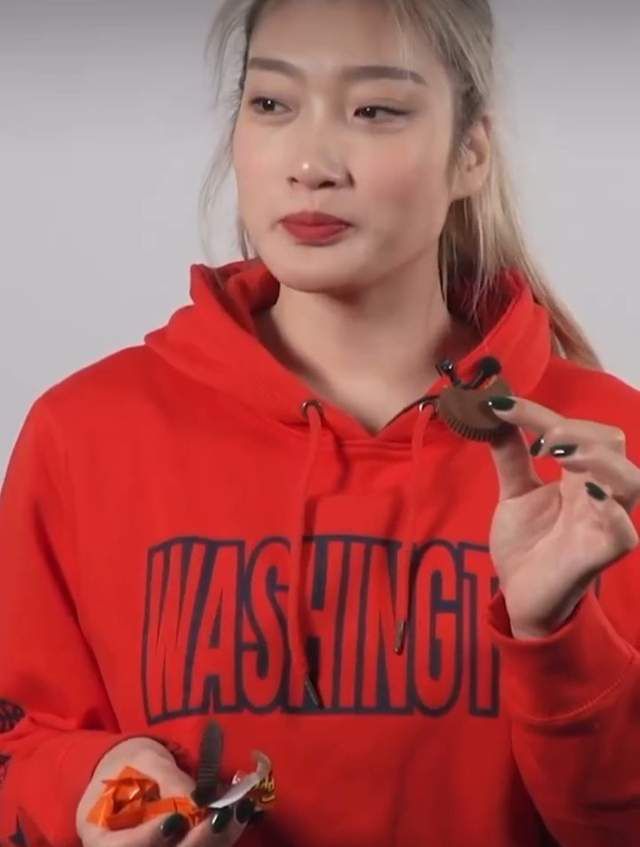 美女掰开双腿让我插